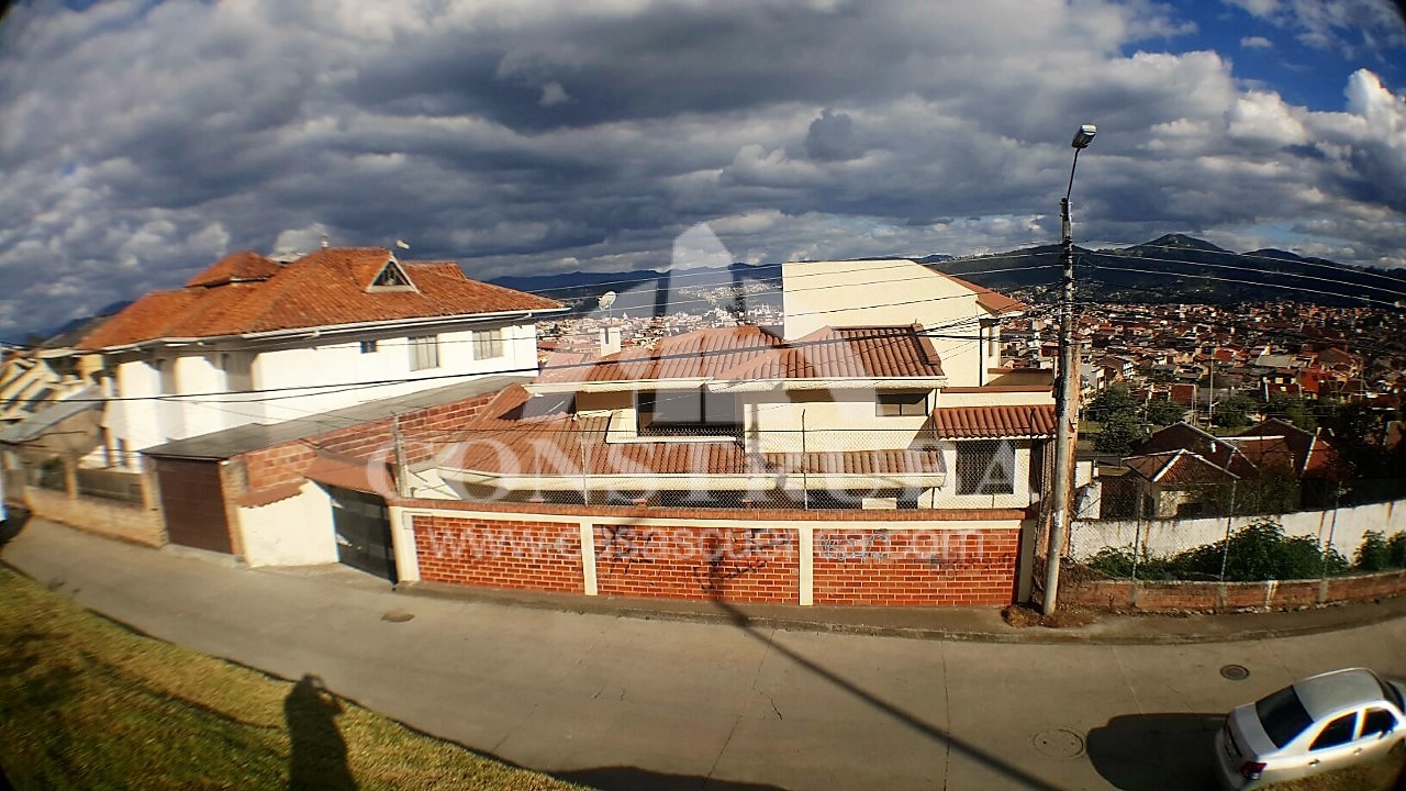 Venta de Casa Cuenca, espaciosa, Sector la Básilica Universidad de Cuenca, a una cuadra de la Av. Las Américas y pocas cuadras del centro de Cuenca