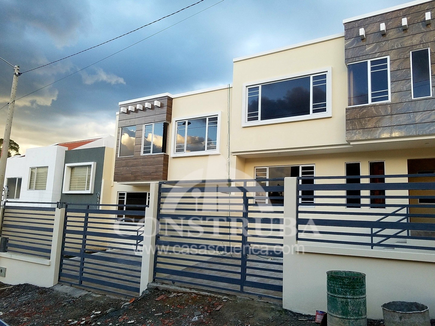 Casas Venta Cuenca, sector Colegio Santa Ana, aplica BIESS a una tasa 6.99%