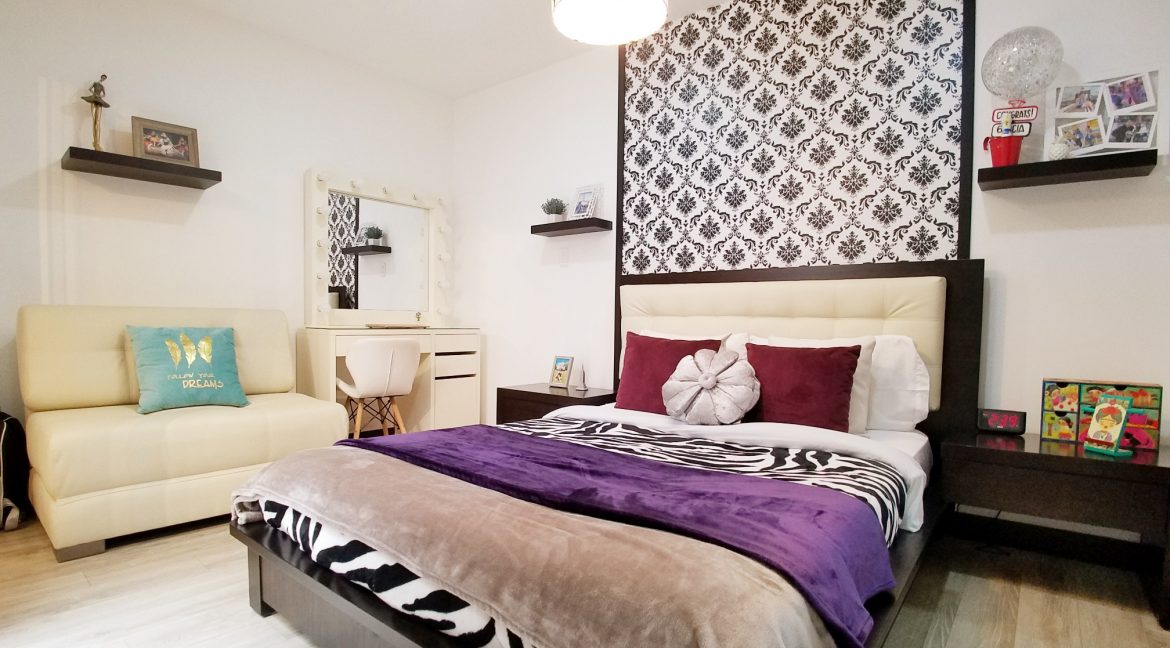 Dormitorio con vestidor y baño completo