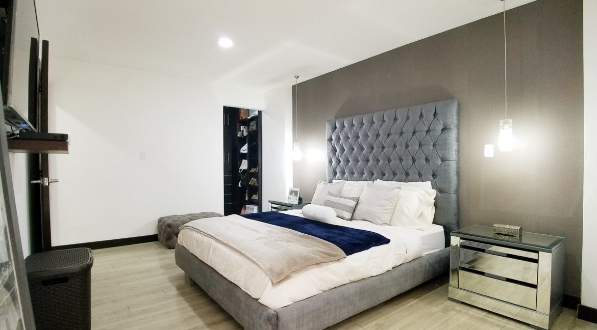 dormitorio de padres amplio con vestidor y baño completo