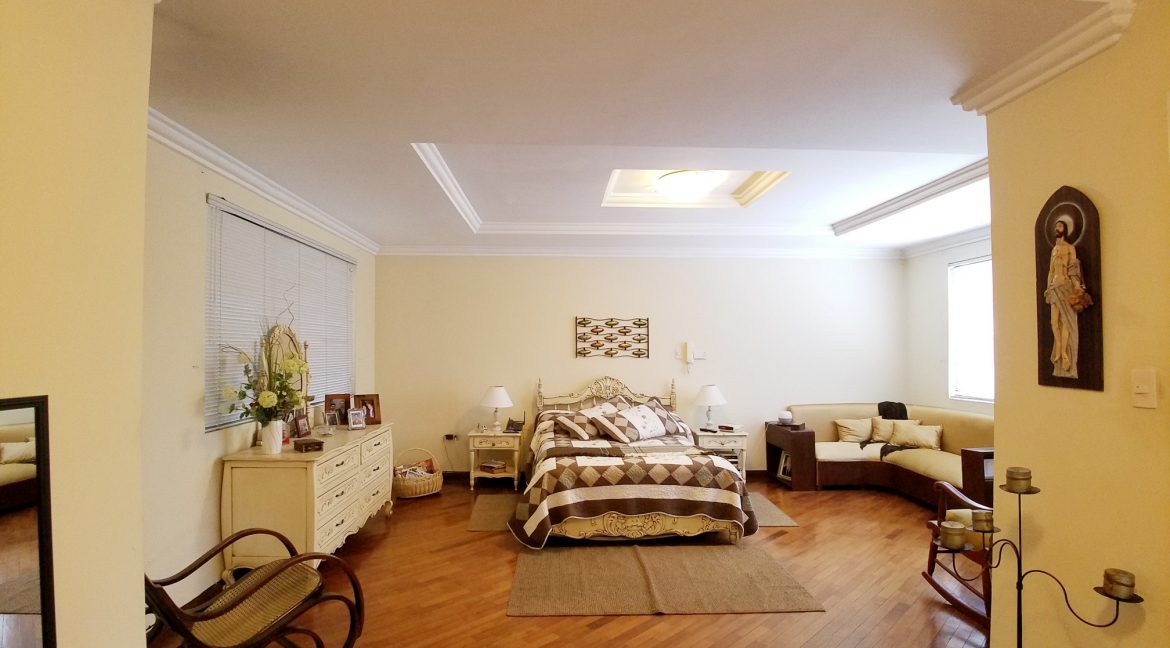 dormitorio muy amplio de padres