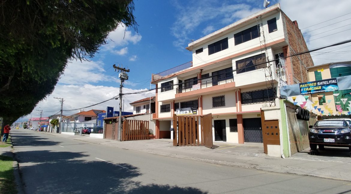 venta de propiedad con locales comerciales con casas departamento nave casas renteras en Cuenca Ecuador