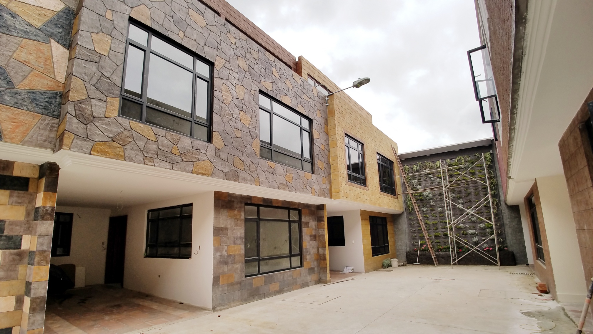 Casa en Venta Cuenca en Condominio 5 dormitorios Cebollar