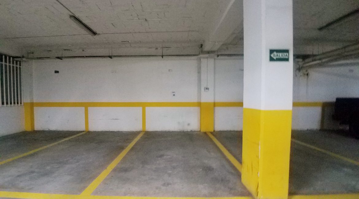 2 estacionamientos