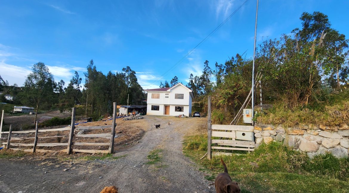 venta de casa con terreno Cuenca Llacao