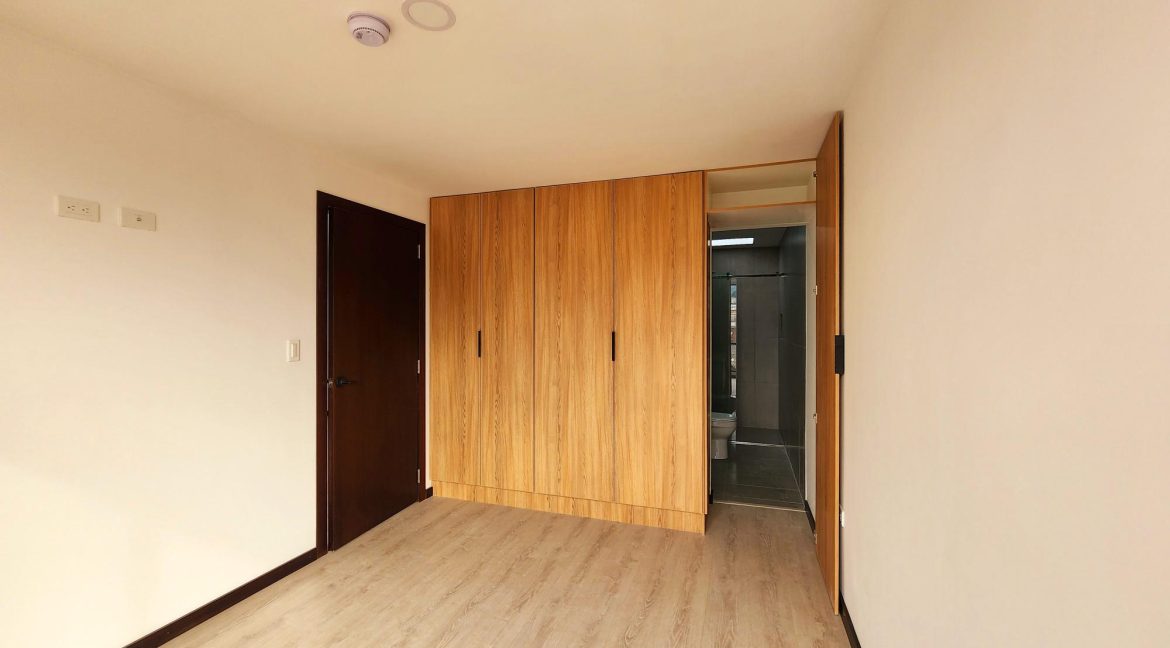 dormitorio con closet