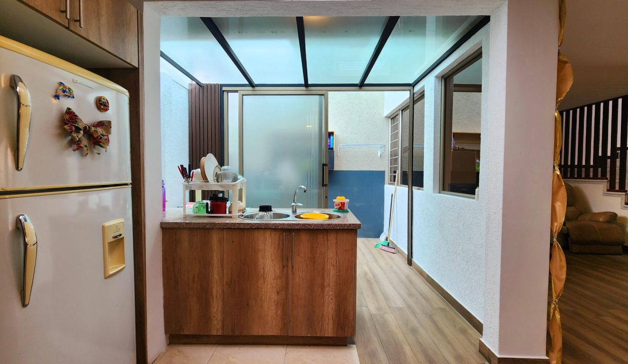 venta-casa-cuenca-sur-condominio-mercurio-lavaplatos cocina.jpg