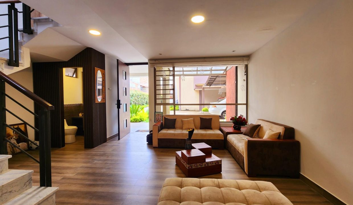 venta-casa-cuenca-sur-condominio-mercurio-sala.jpg