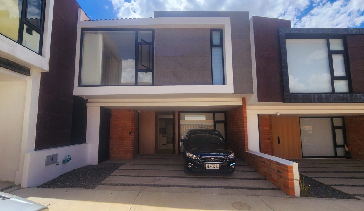 fachada venta casa Challuabamba
