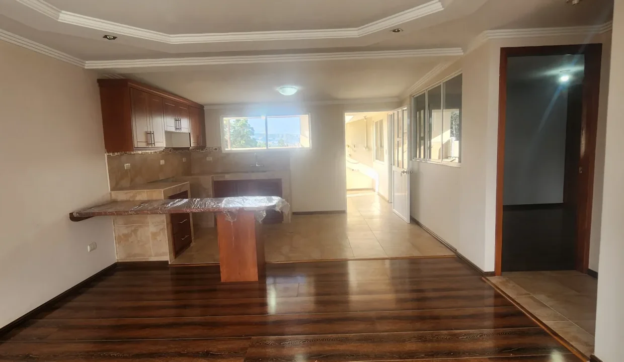 Cocina de departamento independiente en casa rentera Cuenca