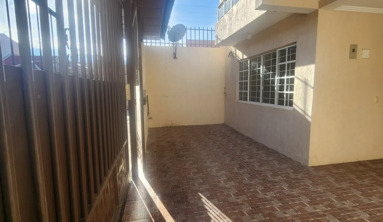 Parqueadero para dos vehículos en casa rentera en venta en Cuenca