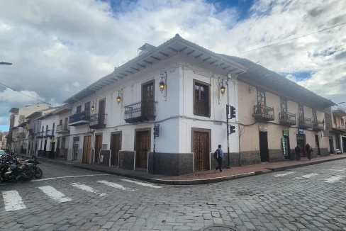 Casa comercial esquinera en renta en el Centro Histórico de Cuenca