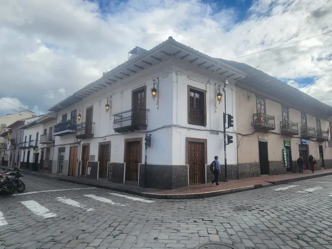 Casa comercial esquinera en renta en el Centro Histórico de Cuenca