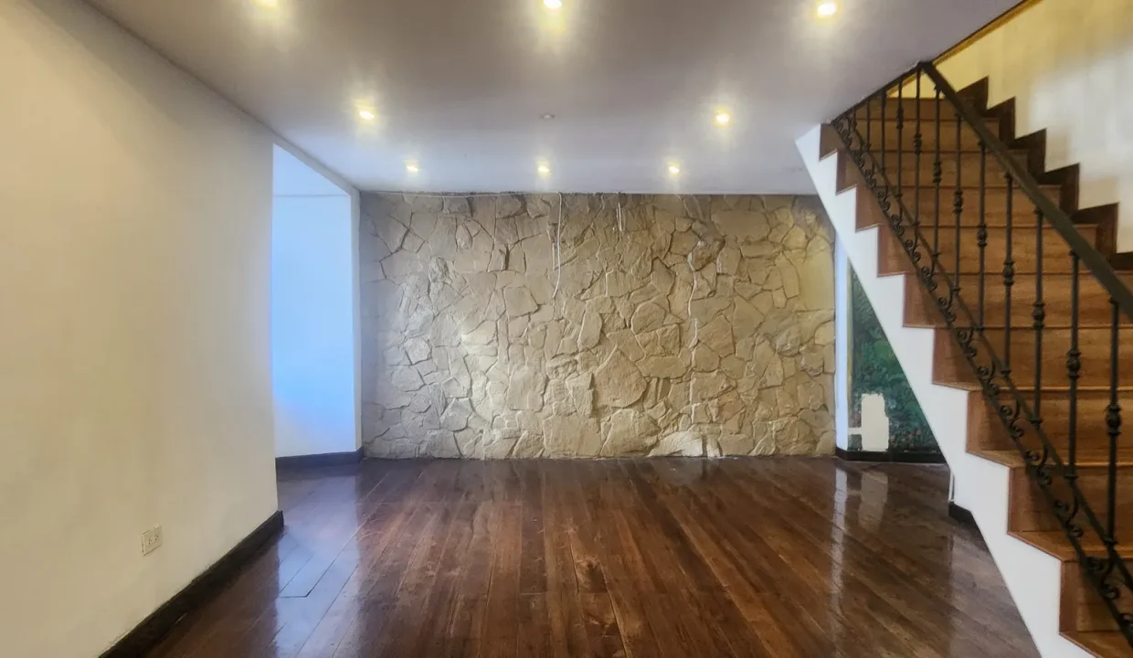casa-comercial-renta-cuenca-ambiente-comercial.webp