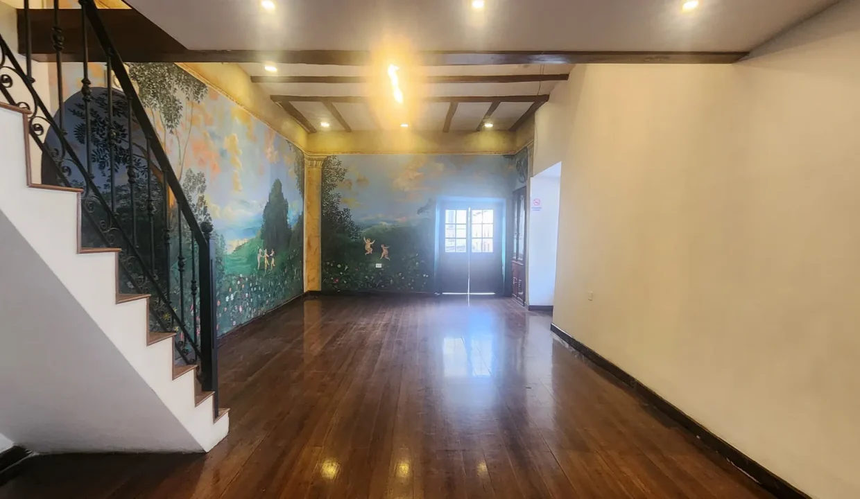 casa-comercial-renta-cuenca-gradas.webp