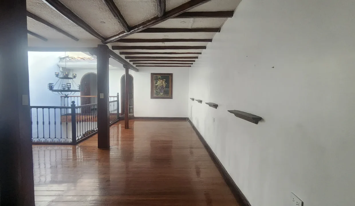 casa-comercial-renta-cuenca-patio-interior.webp