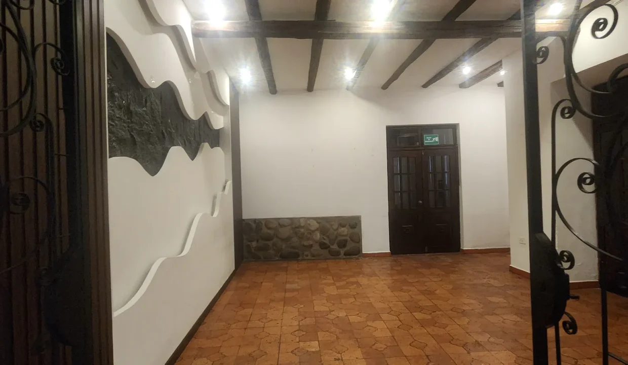 casa-comercial-renta-cuenca-planta-baja.webp