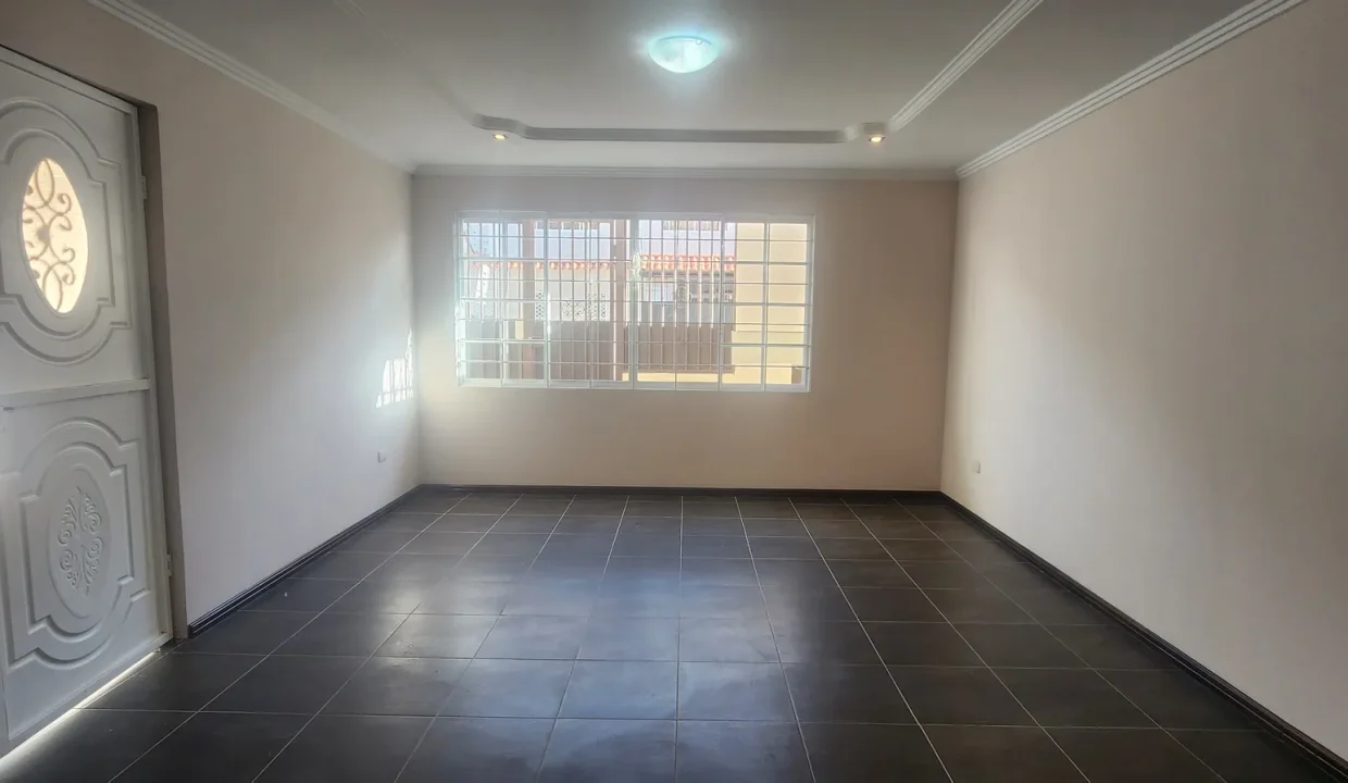 sala departamento 1 en casa rentera en venta en Cuenca